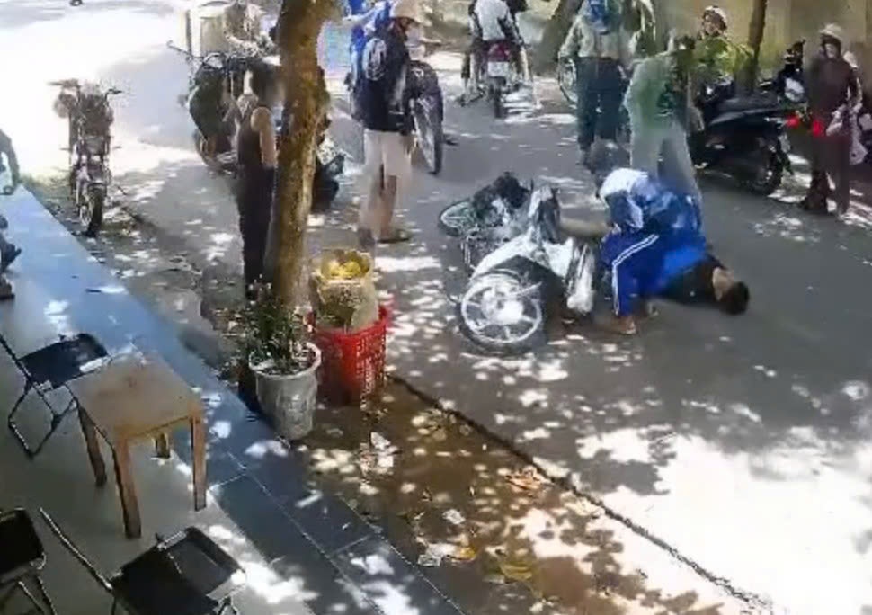 Cong an dieu tra vu hoc sinh lop 10 danh nhau nhap vien hinh anh