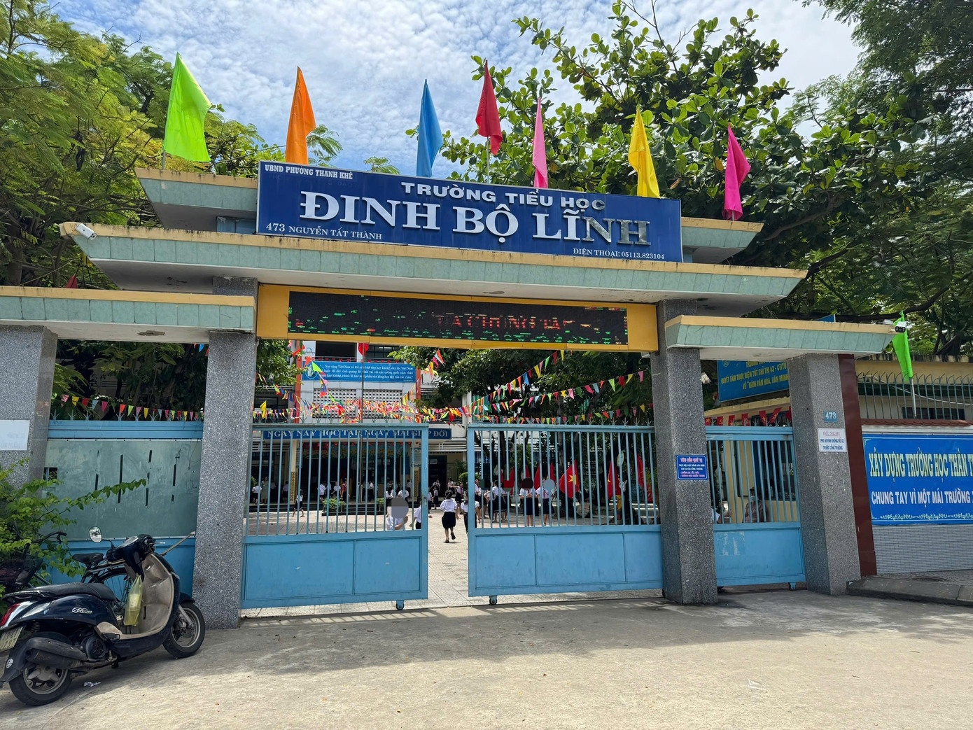 Phu huynh buc xuc vi con hoc ban tru phai an ngu 'ke' lop khac hinh anh