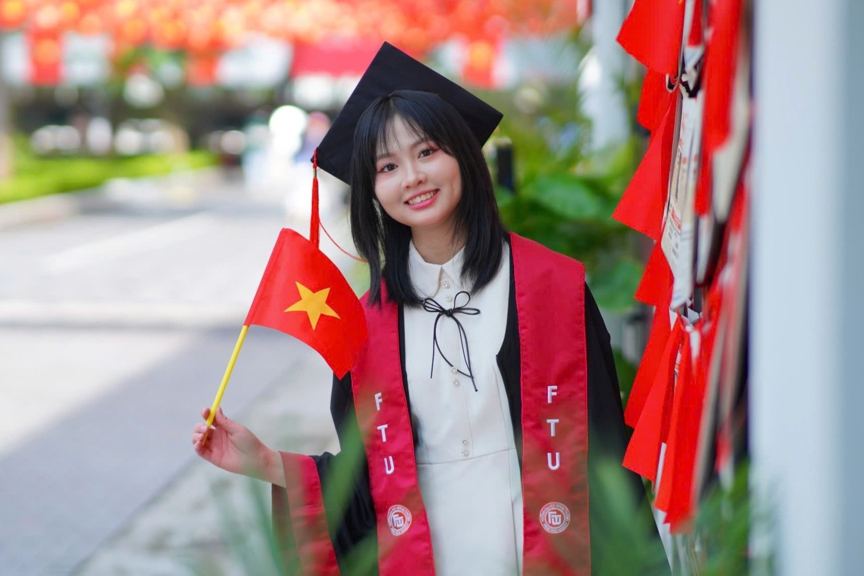 Nu sinh tot nghiep Dai hoc Ngoai thuong voi 100% diem A hinh anh