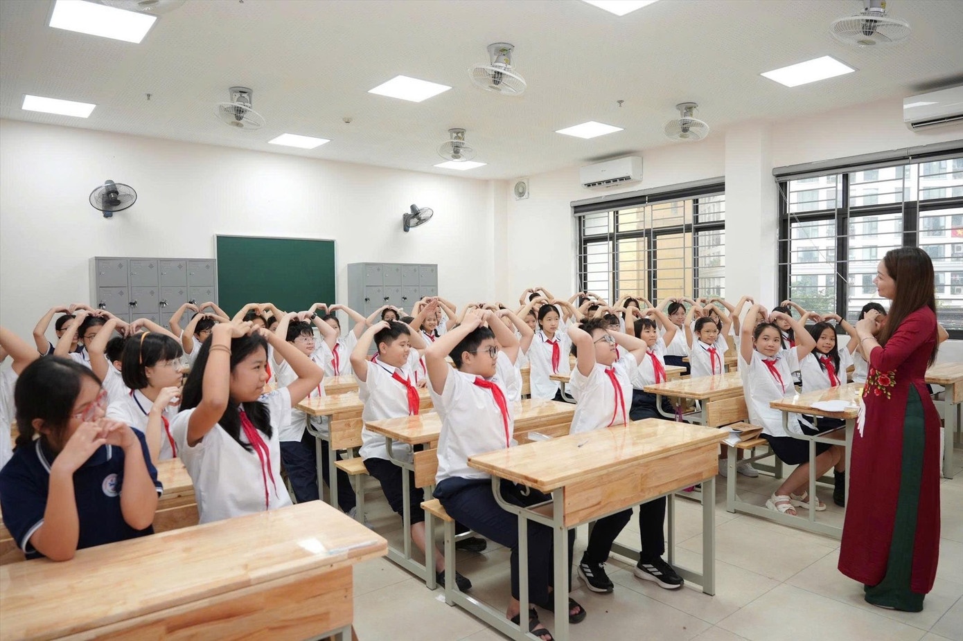 Nan giai bai toan si so hoc sinh/lop vuot quy dinh hinh anh