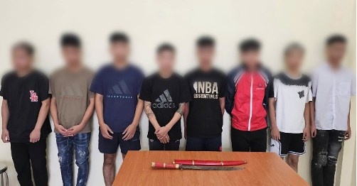 Nhom hoc sinh cap 3 mang hung khi danh nhau, gay roi trat tu hinh anh