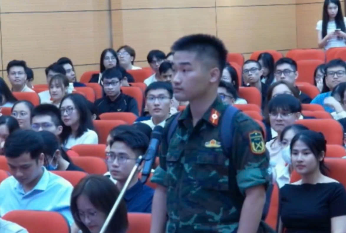 Tan bac si noi tru xuat hien trong mau ao linh gay an tuong hinh anh