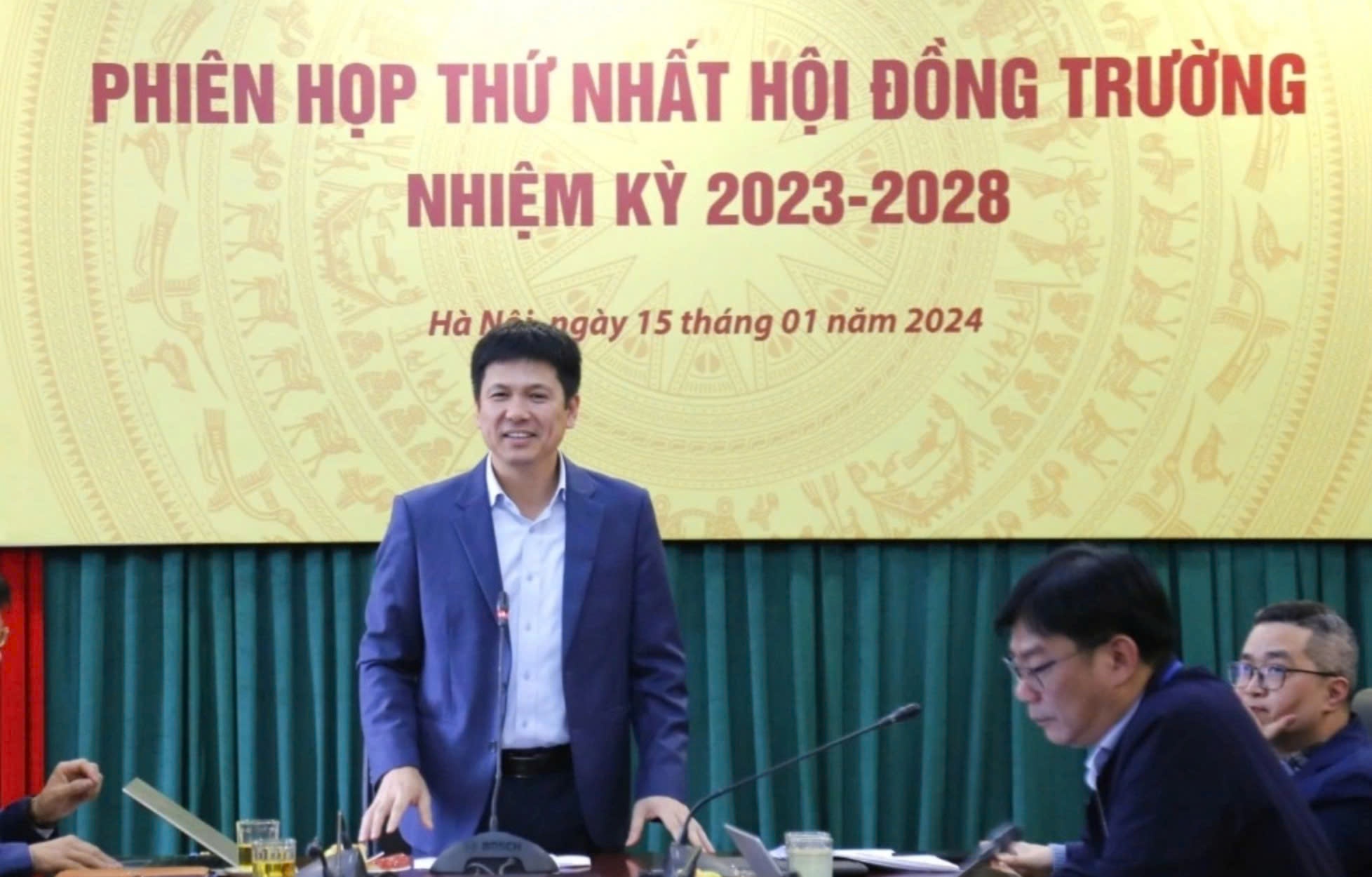 Tam dung quy hoach, bo nhiem chu tich hoi dong truong hinh anh