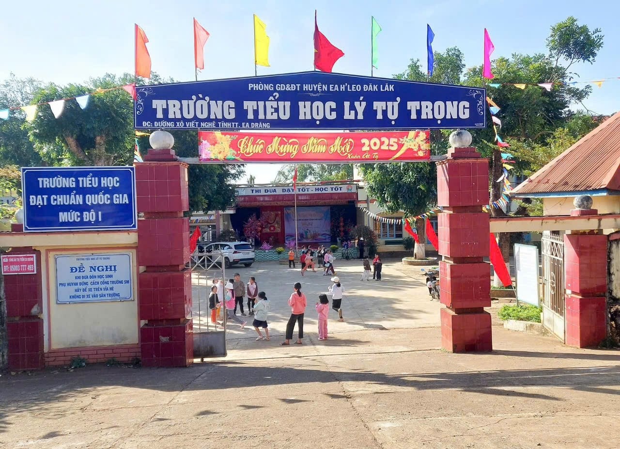 Truong ‘quay xe’ sau de xuat hoc sinh mac 3 mau ao dong phuc hinh anh
