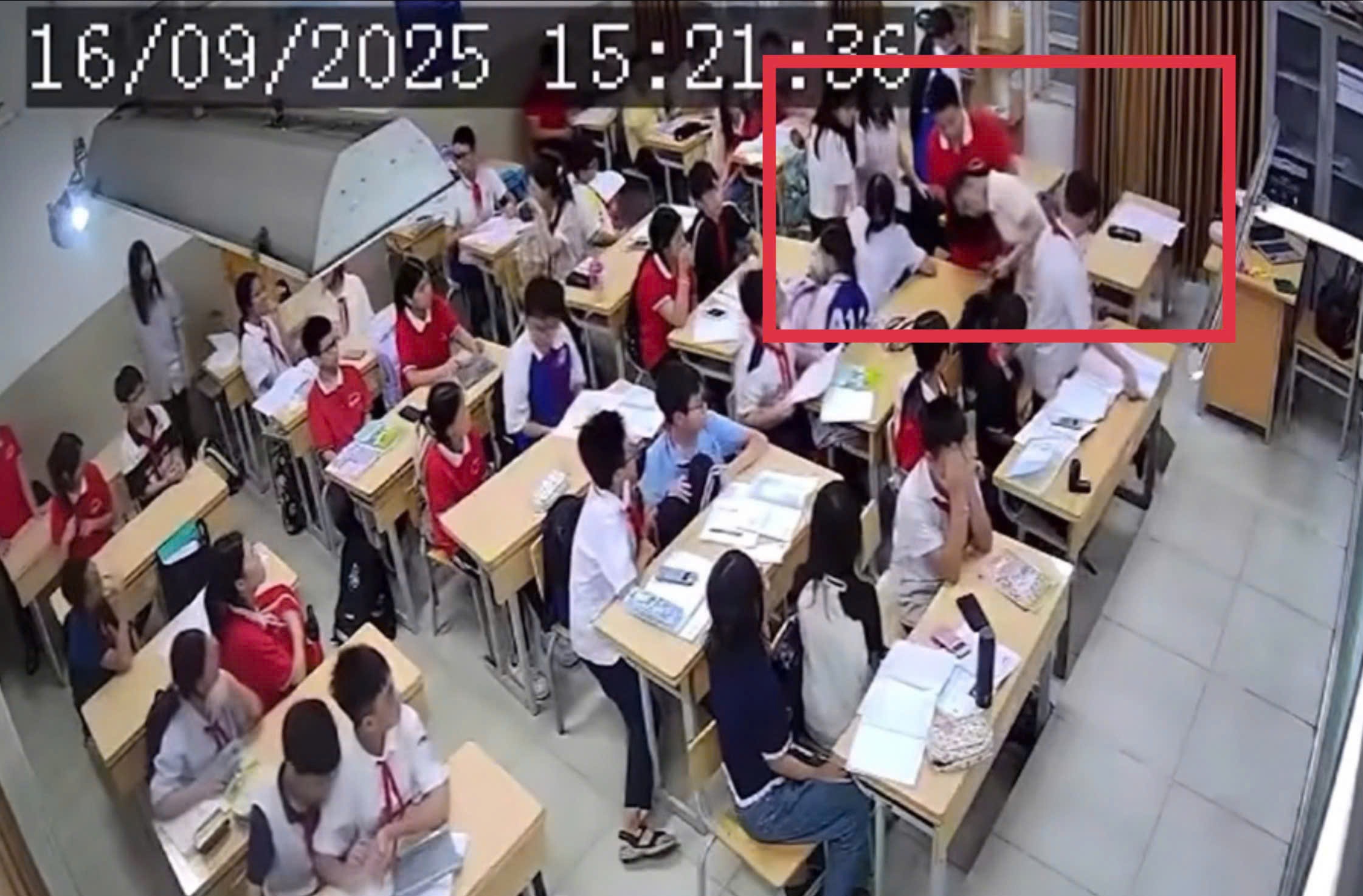 Hoc sinh xuc pham giao vien co the bi cach ly khoi truong hoc hinh anh