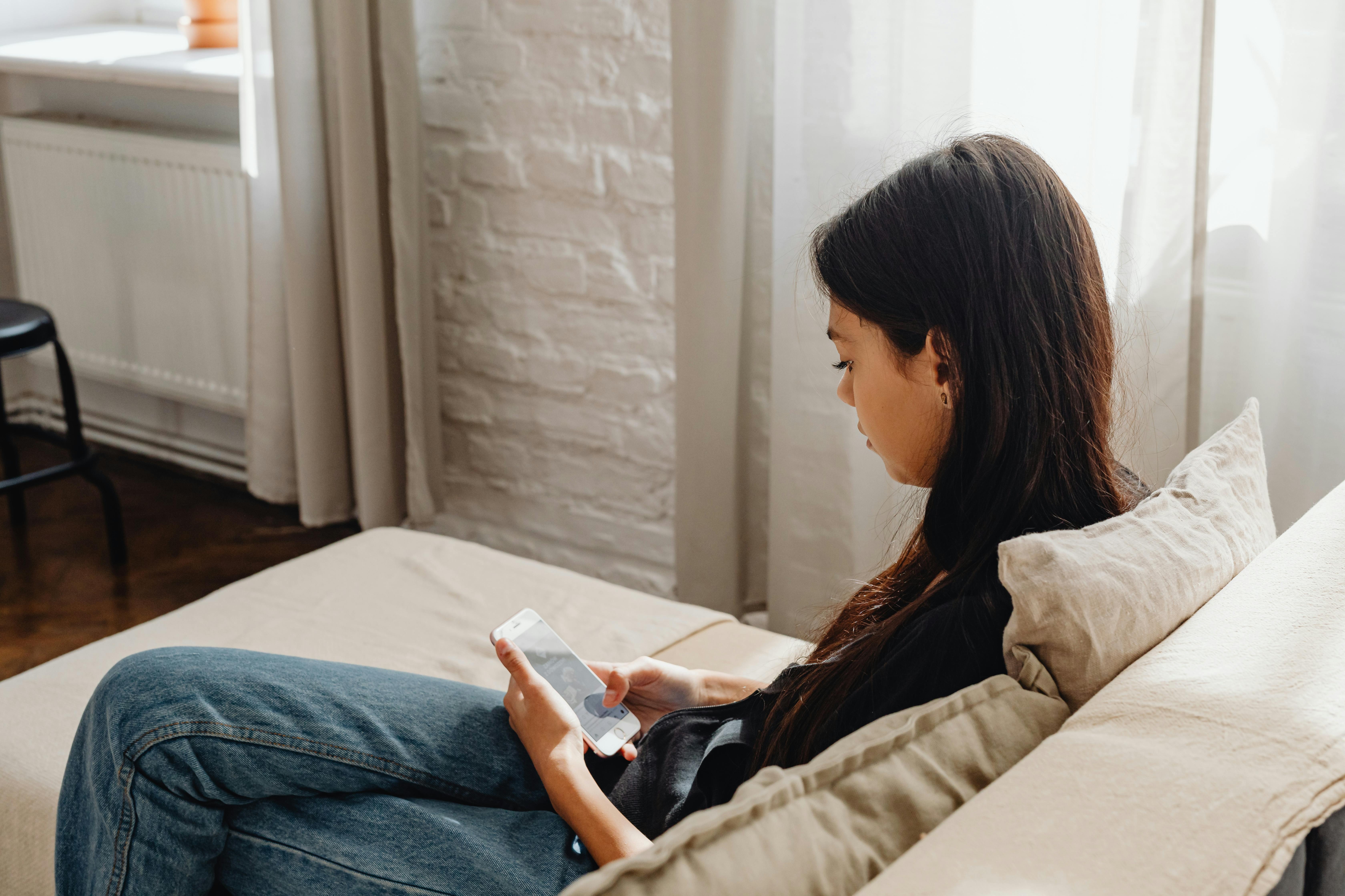 Ong bo tra tien de duoc con gai nhan tin hang ngay hinh anh