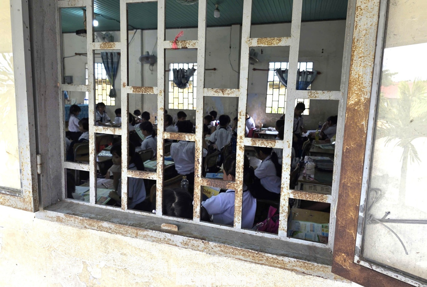 Vu truong hoc xuong cap, chu tich TP.HCM ra 'toi hau thu' hinh anh