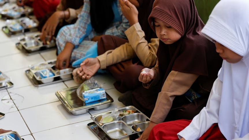 Hon 6.000 tre ngo doc trong chuong trinh bua an mien phi o Indonesia hinh anh