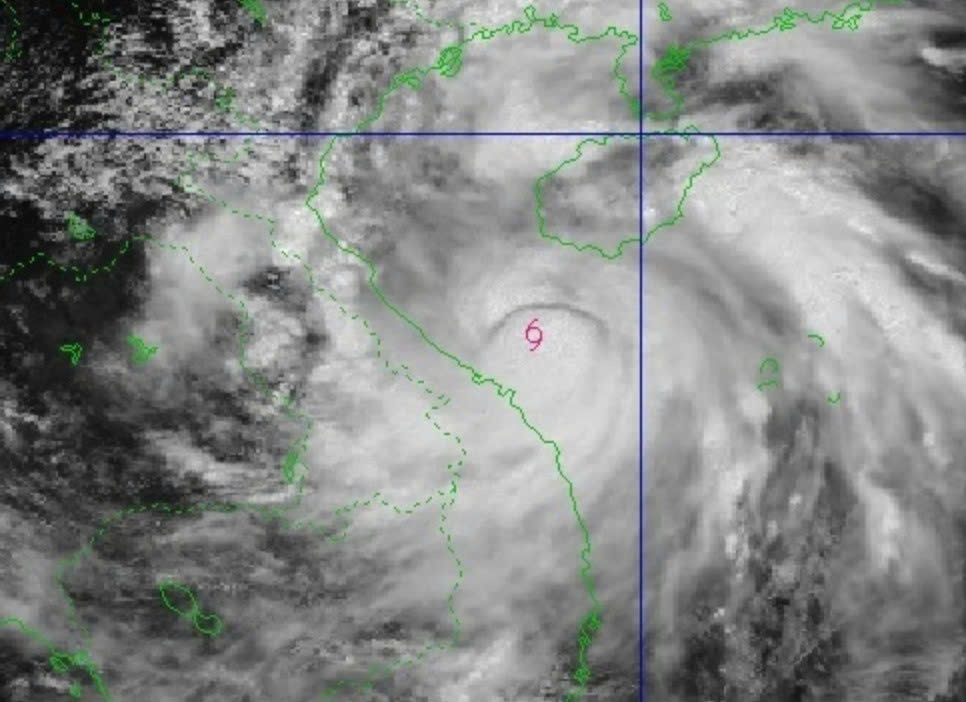 Hang trieu hoc sinh nghi hoc tranh bao Bualoi hinh anh