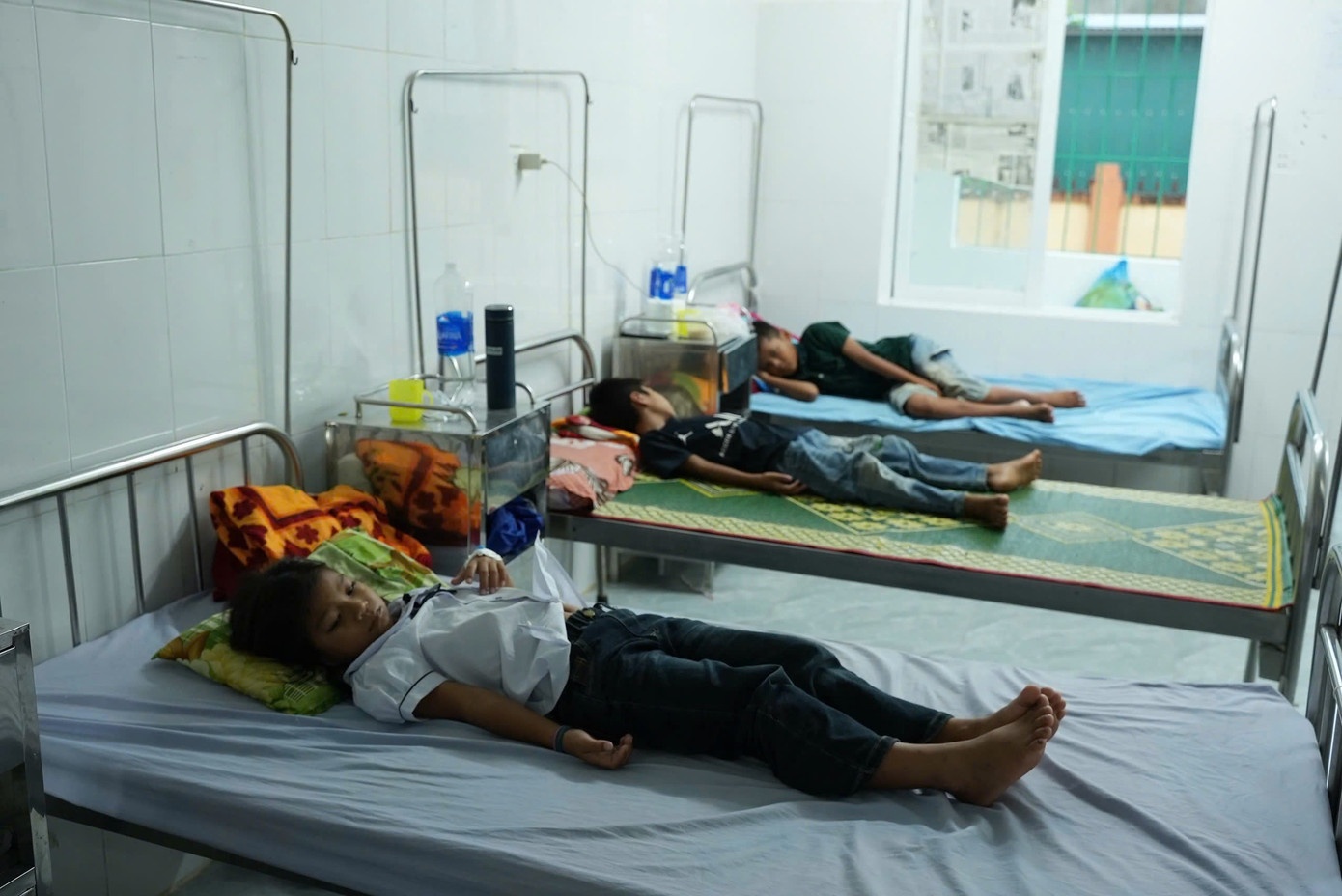 Nhan vien y te ‘to’ pho hieu truong doc quyen bep an hinh anh