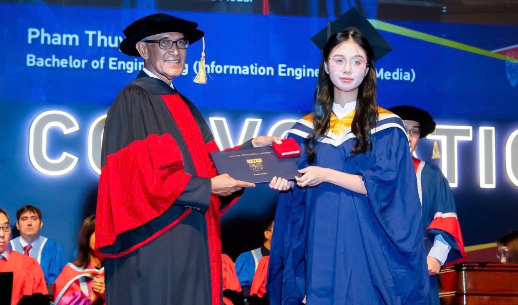 Nu sinh tot nghiep thu khoa nganh Ky thuat thong tin tai Singapore hinh anh