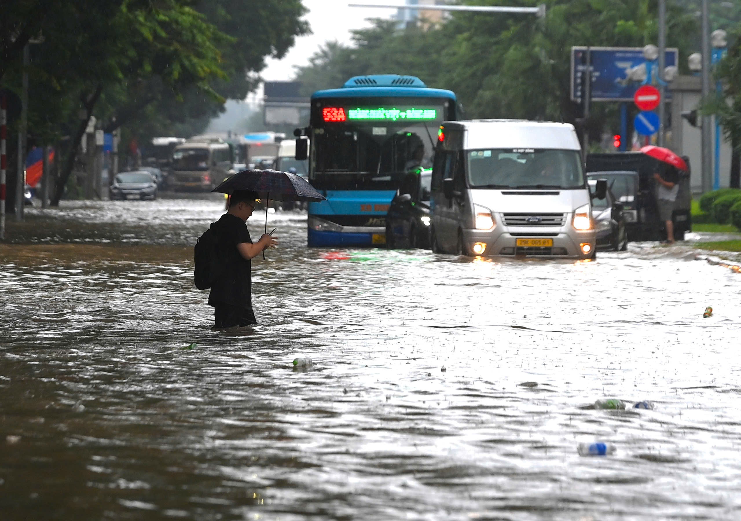 Ha Noi lai ngap, nhieu truong cho tre nghi hoc hinh anh