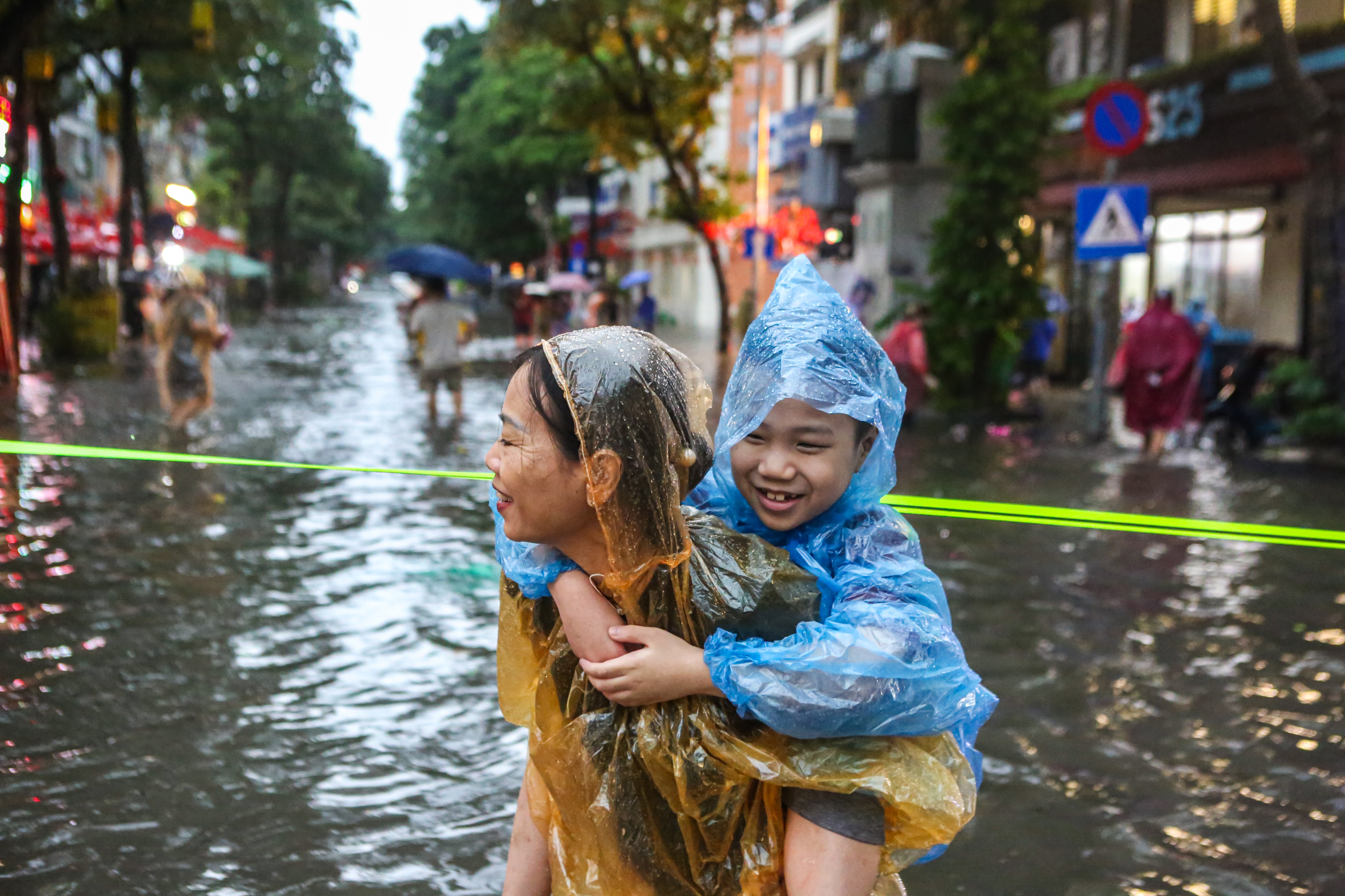 2,3 trieu hoc sinh Ha Noi nghi hoc tranh bao Matmo hinh anh