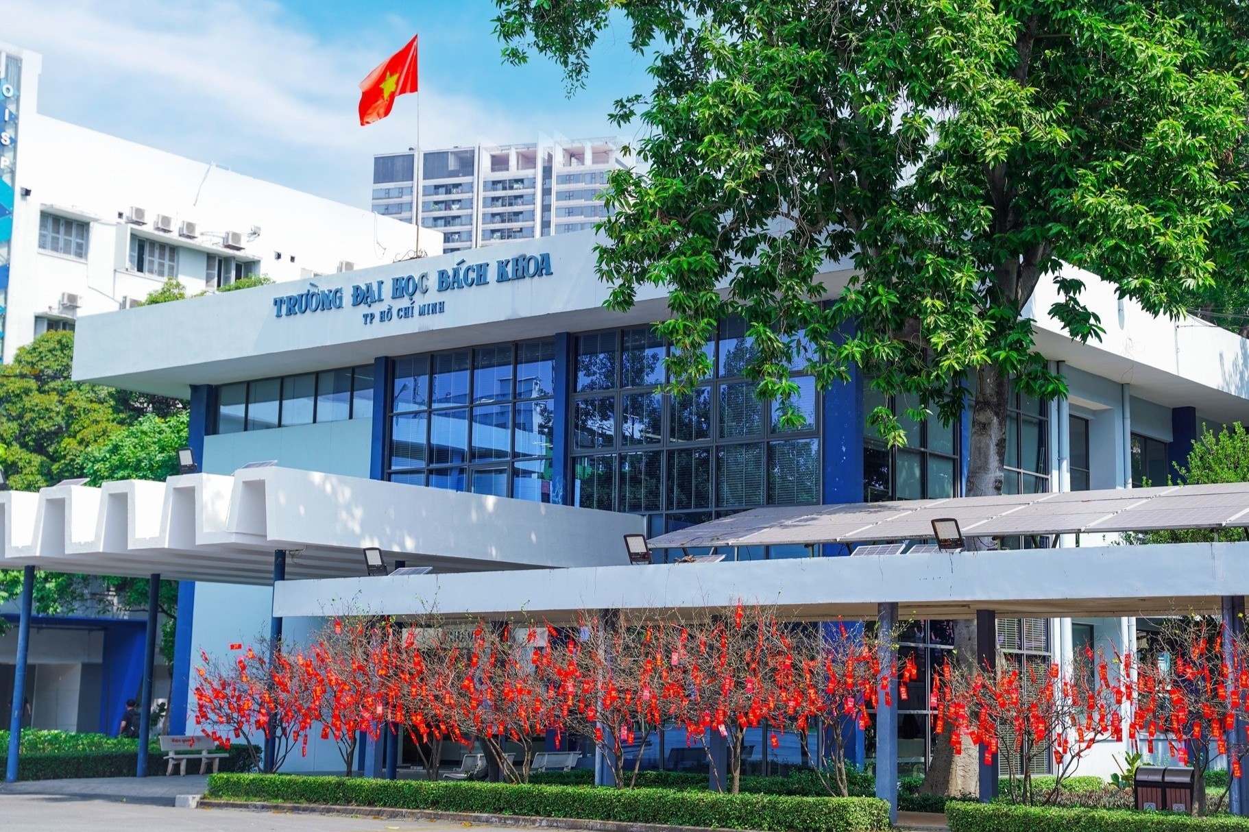 Loat dai hoc Viet Nam co doanh thu nghin ty dong hinh anh