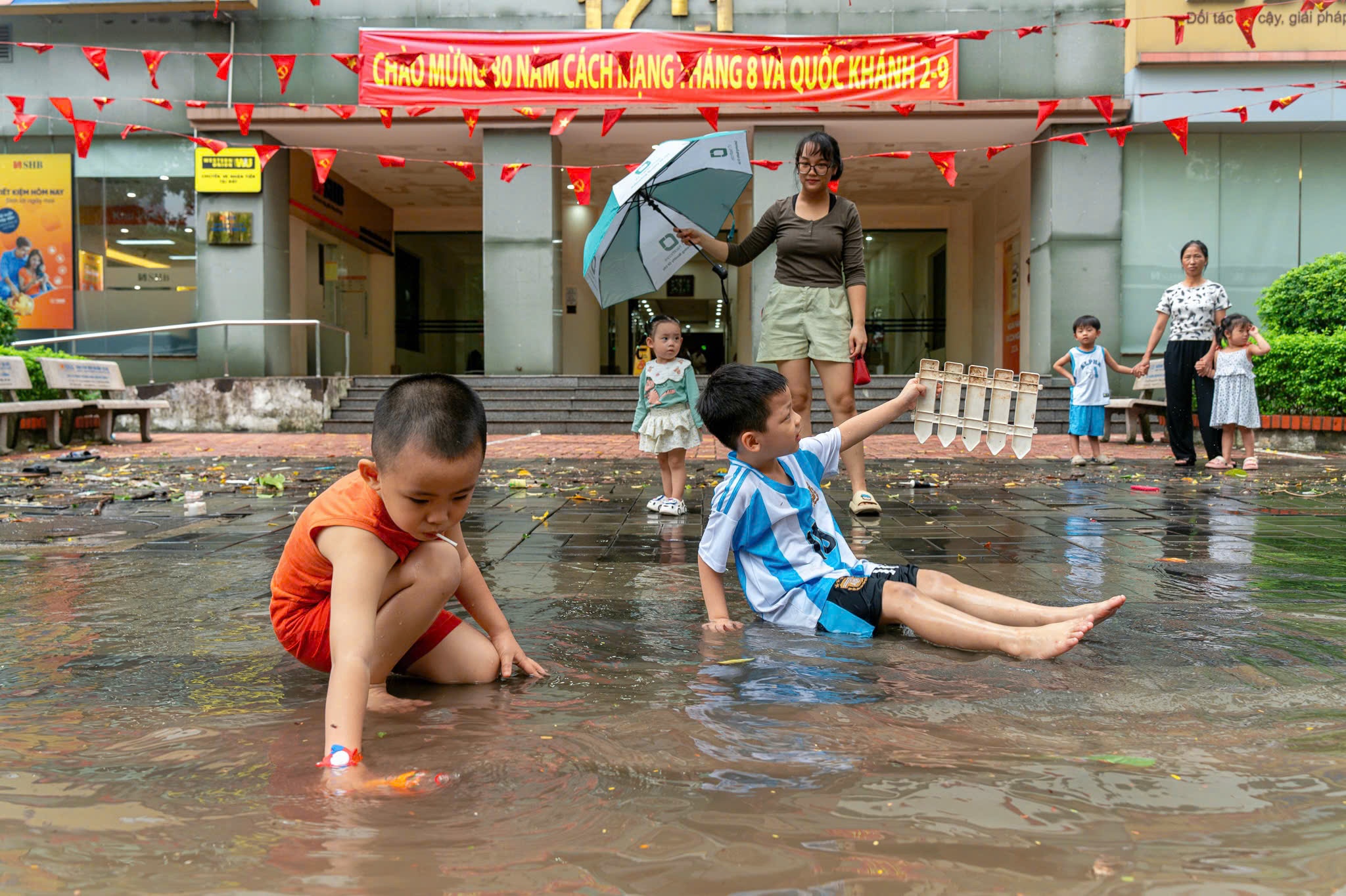 Nhieu truong hoc Ha Noi thong bao di hoc lai sau mua ngap hinh anh