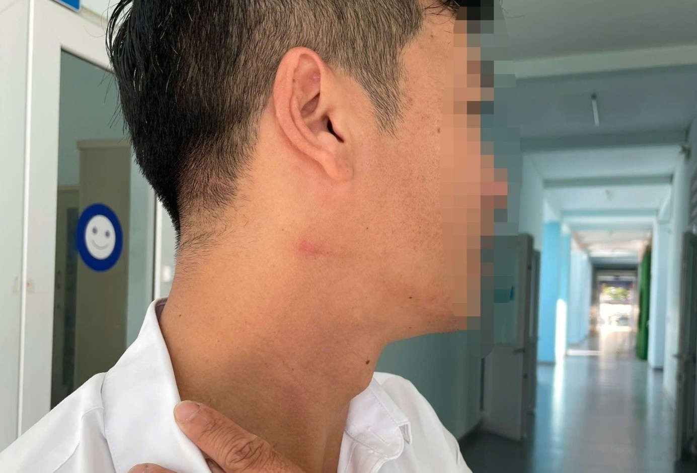 Thay giao bi dong nghiep bop co giua san truong vi nhac chuyen do xe hinh anh