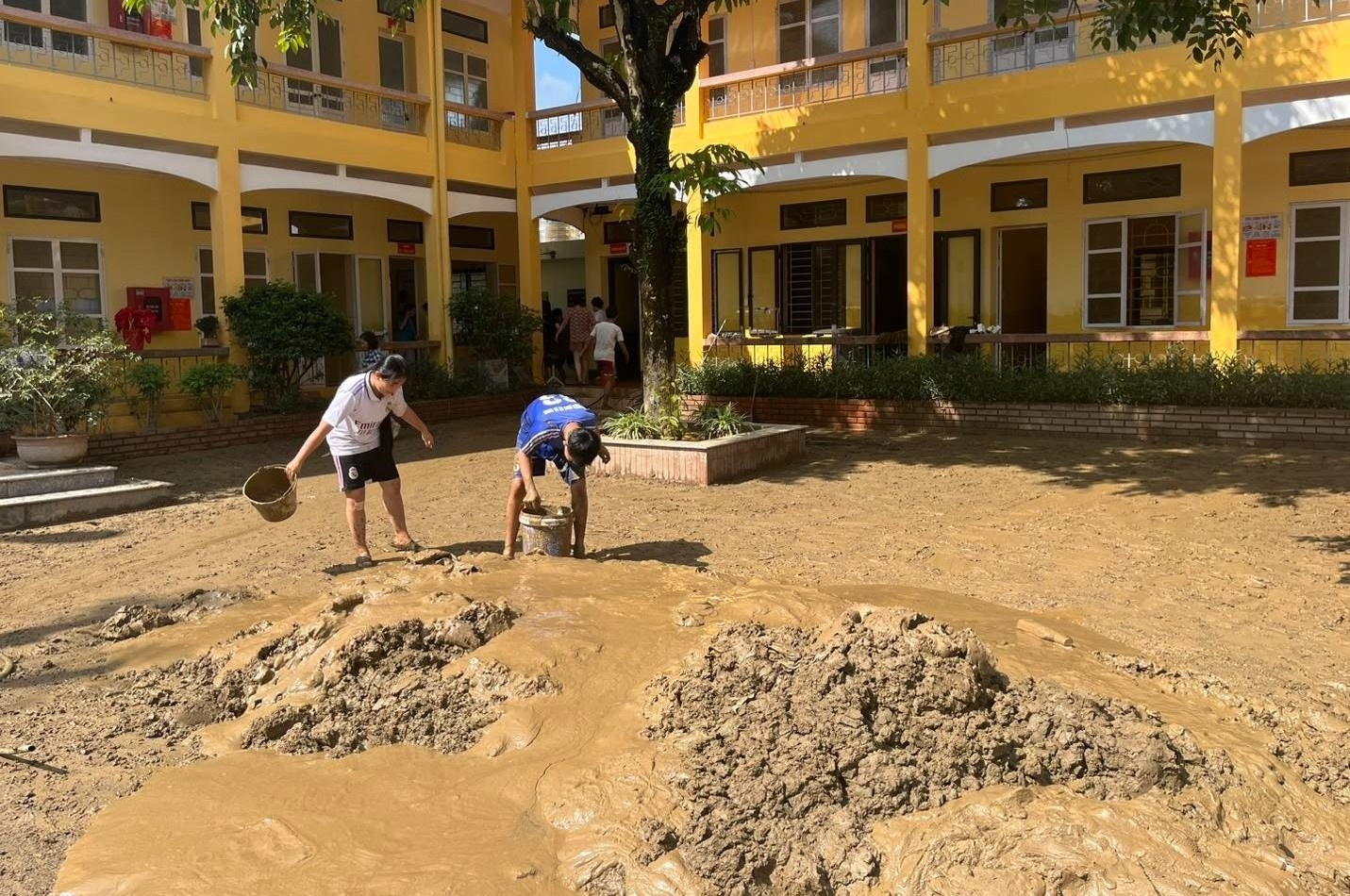 Truong hoc nhieu tinh, thanh ngon ngang sau mua lu hinh anh