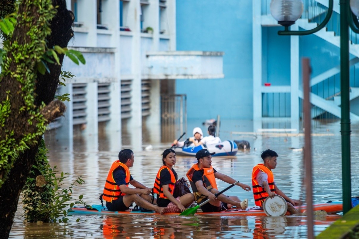 KTX ngap sau toi 2 m, sinh vien bat luc nhin do dac chim trong lu hinh anh