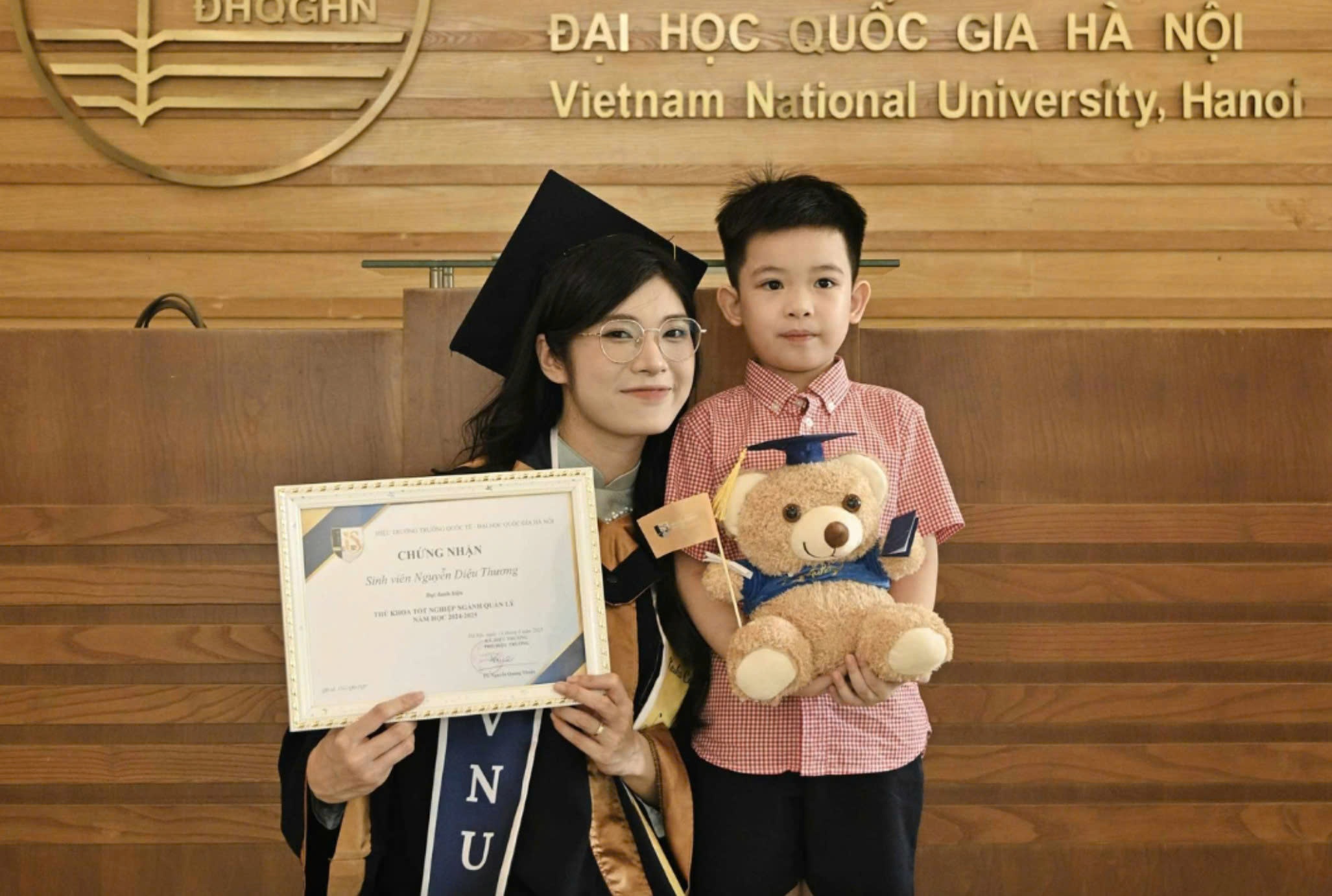 Bo nghe tiep vien hang khong, me mot con thanh thu khoa dai hoc hinh anh