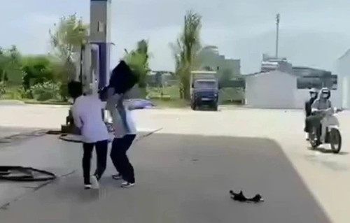 Truong thong tin viec nam sinh lop 12 bi ban cung truong dam tu vong hinh anh