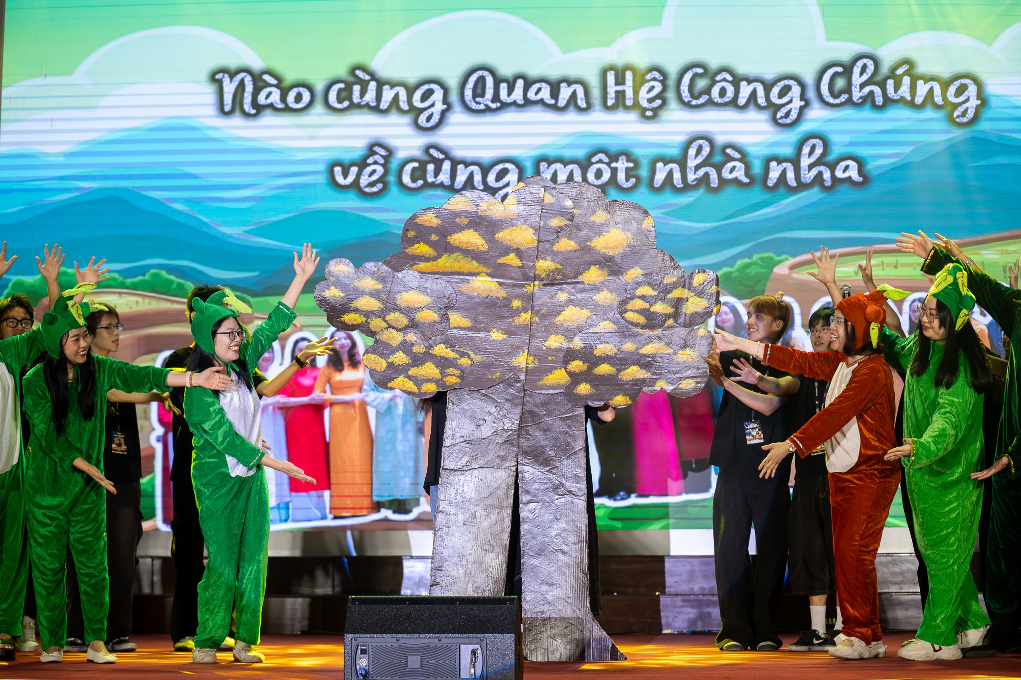 dem kich bao chi anh 8