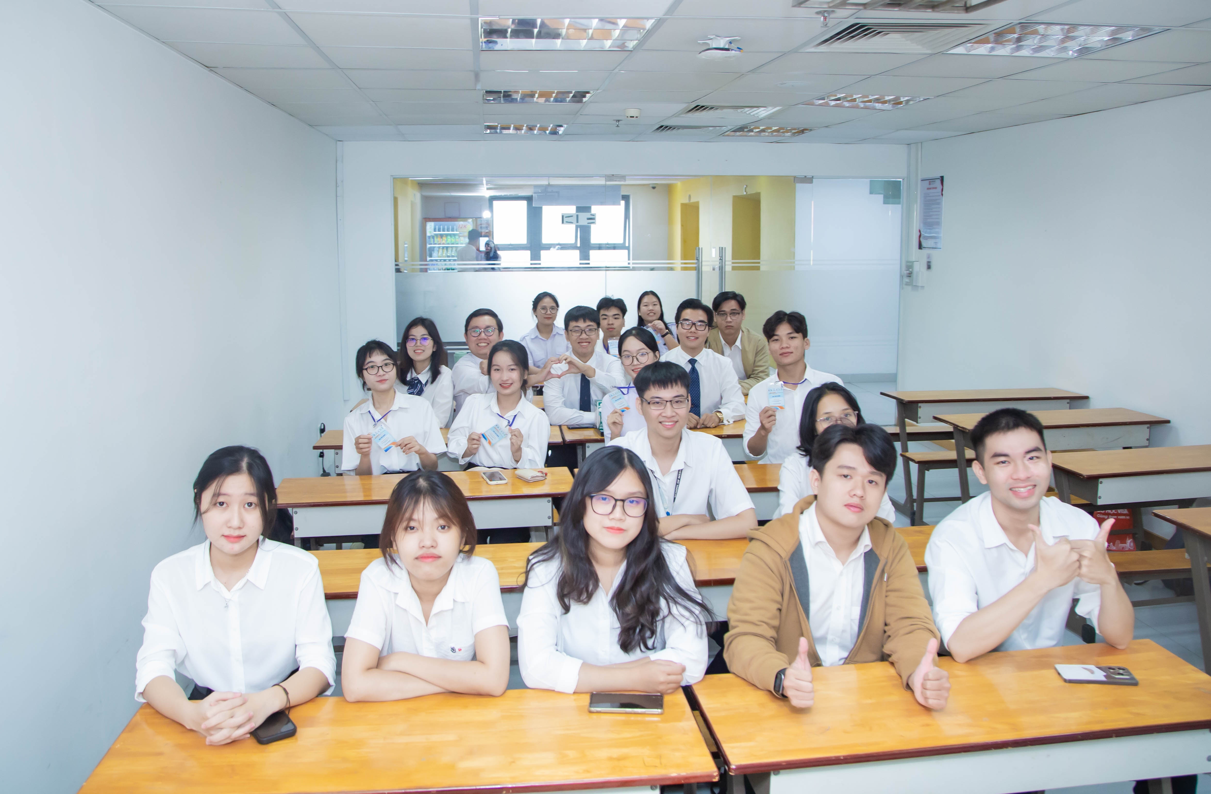 Hon 400 sinh vien tranh tai giai thuong Eureka 2025 linh vuc Y Duoc hinh anh