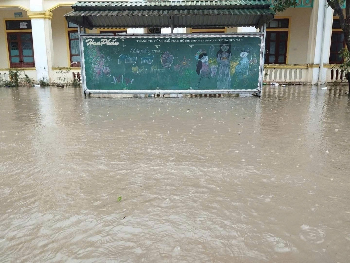 Hon 18.000 hoc sinh Ha Tinh chua the den truong do mua lu hinh anh