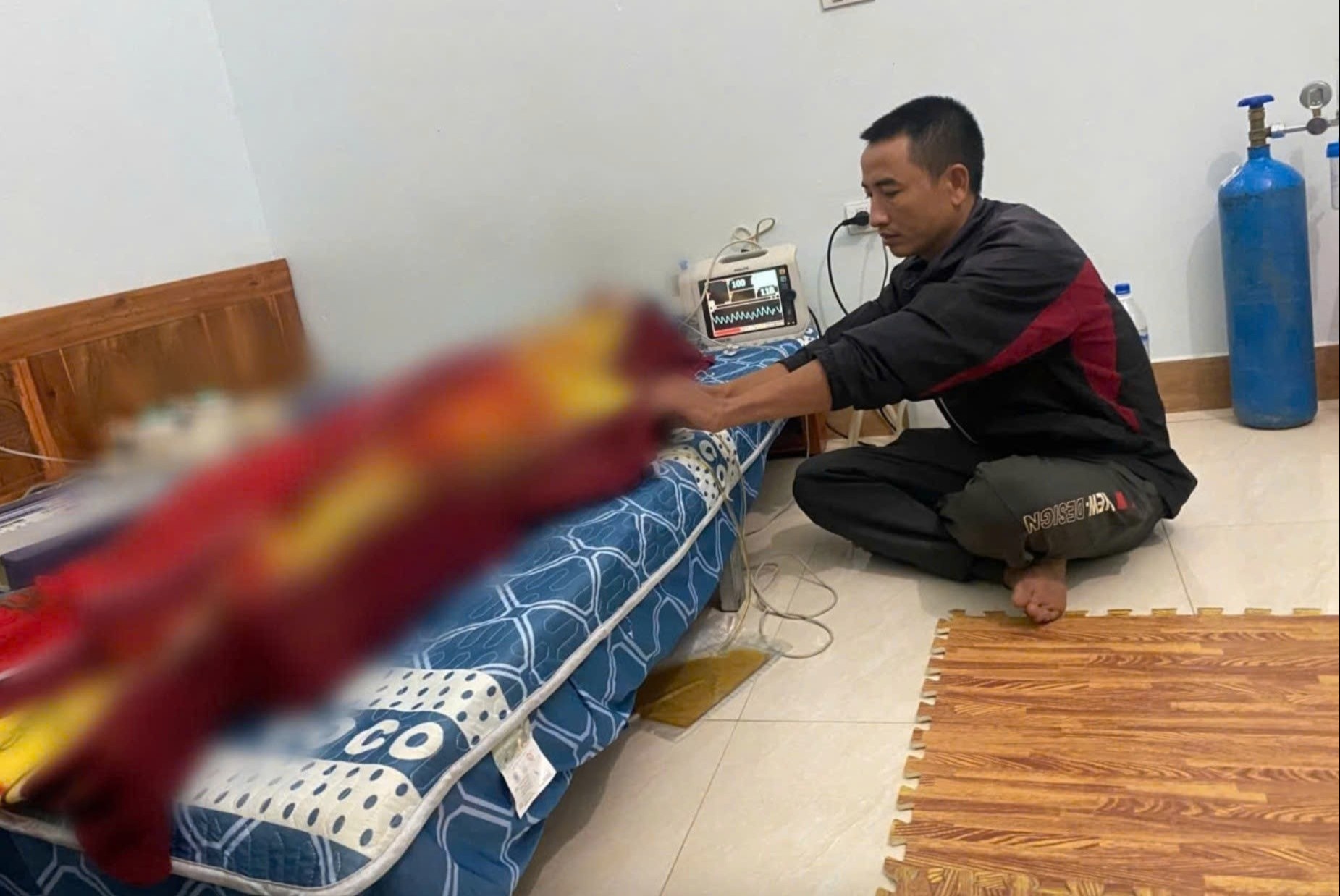 Nam sinh tu vong sau 5 ngay bi ban cung truong danh hoi dong hinh anh