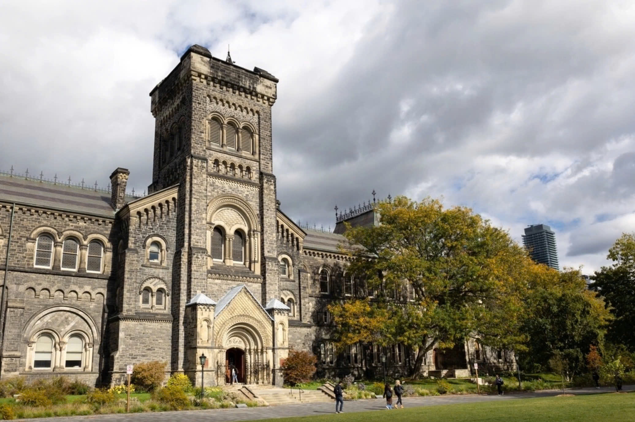 Canada tu choi hau het don du hoc tu An Do hinh anh