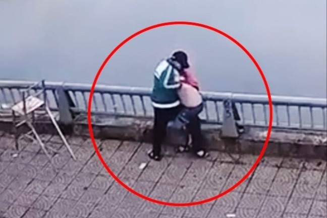 Xot xa xem video hoc sinh vay danh, nem ban xuong ao hinh anh