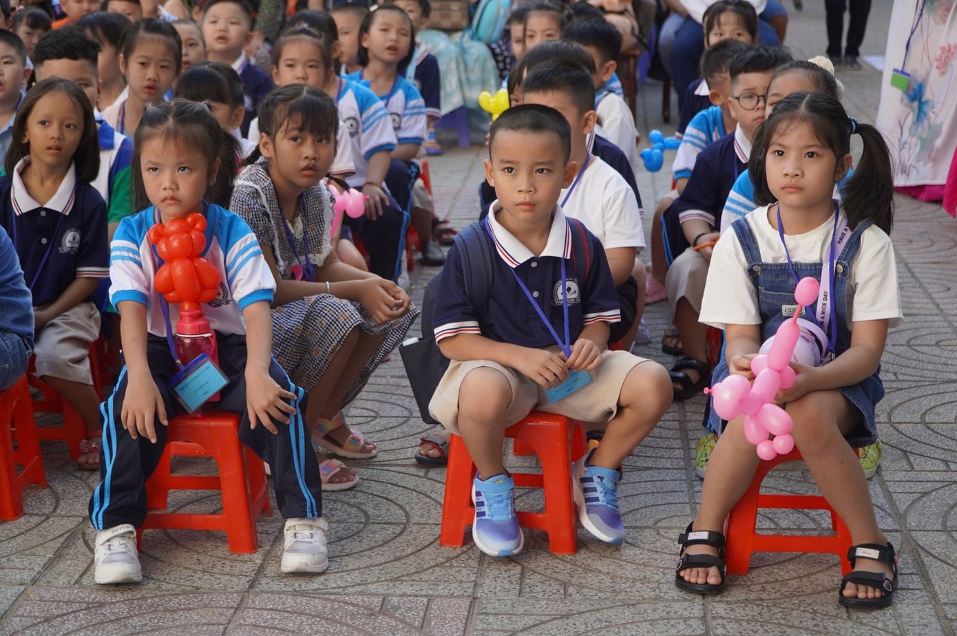 Ly do nhieu truong hoc tai TP.HCM khong nhan hoa ngay 20/11 hinh anh