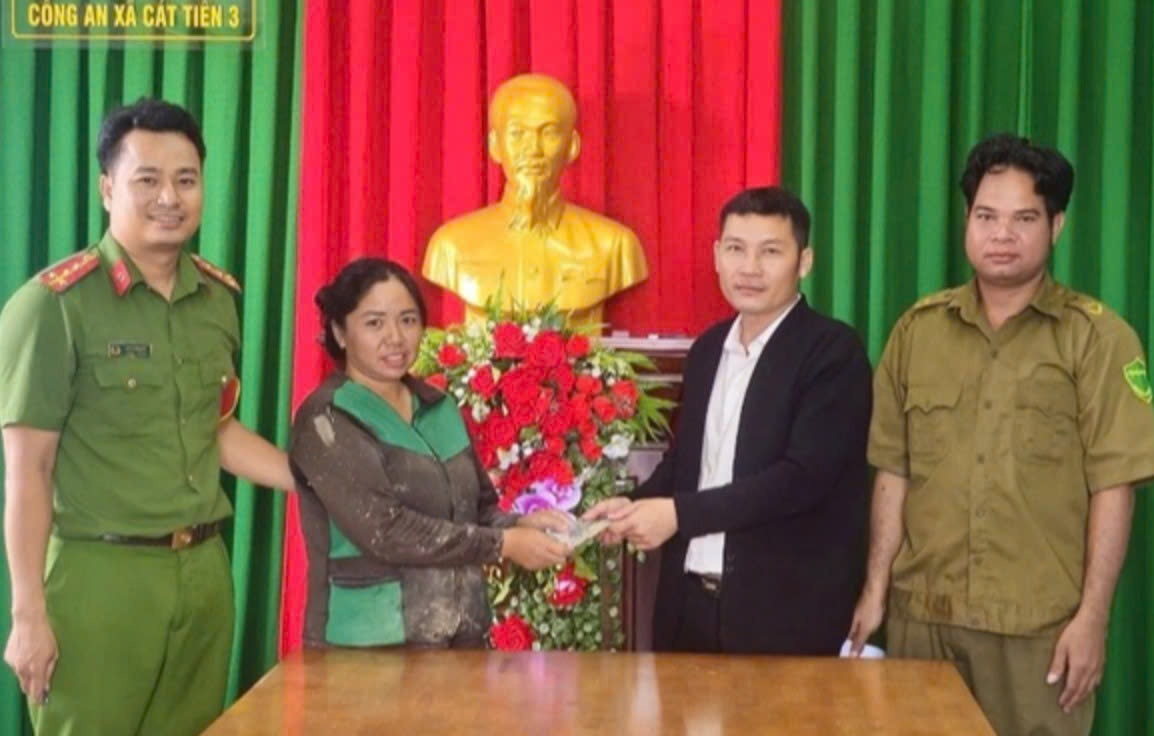 Nhat duoc coc tien tren duong, thay giao o Lam Dong co hanh dong dep hinh anh