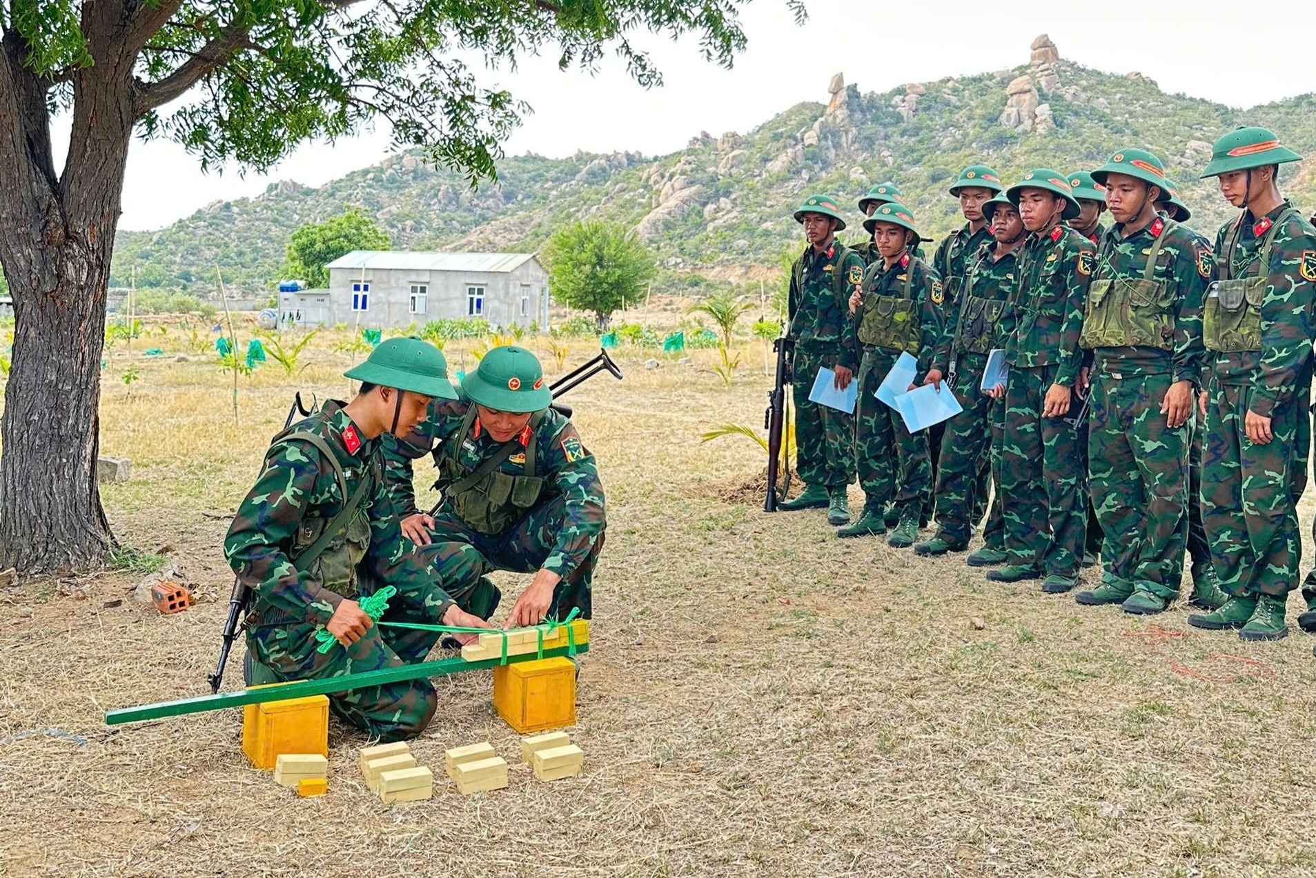 thu khoa dac cong nuoc,  Vu Xuan Cuong, truong si quan dac cong anh 5