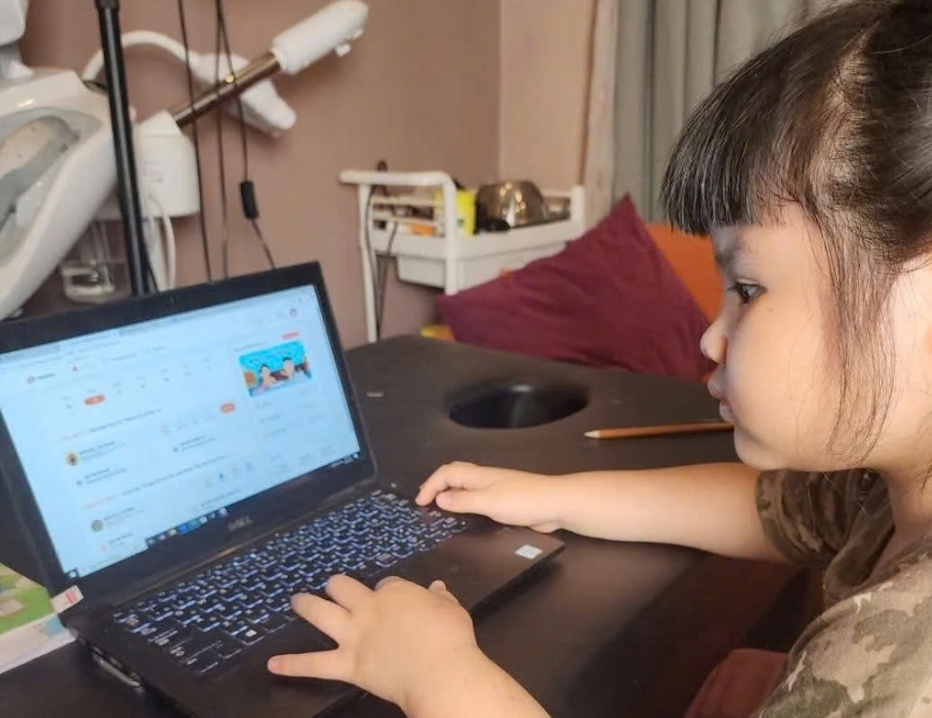 'Co giao nhi' 7 tuoi mo lop tieng Anh tai nha hinh anh