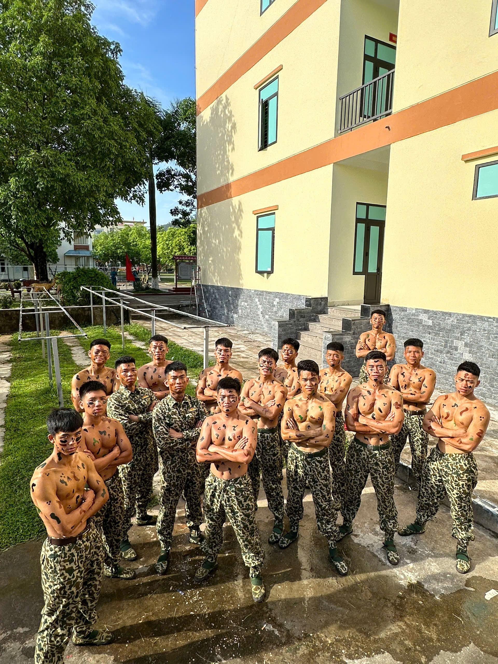 thu khoa dac cong nuoc,  Vu Xuan Cuong, truong si quan dac cong anh 2