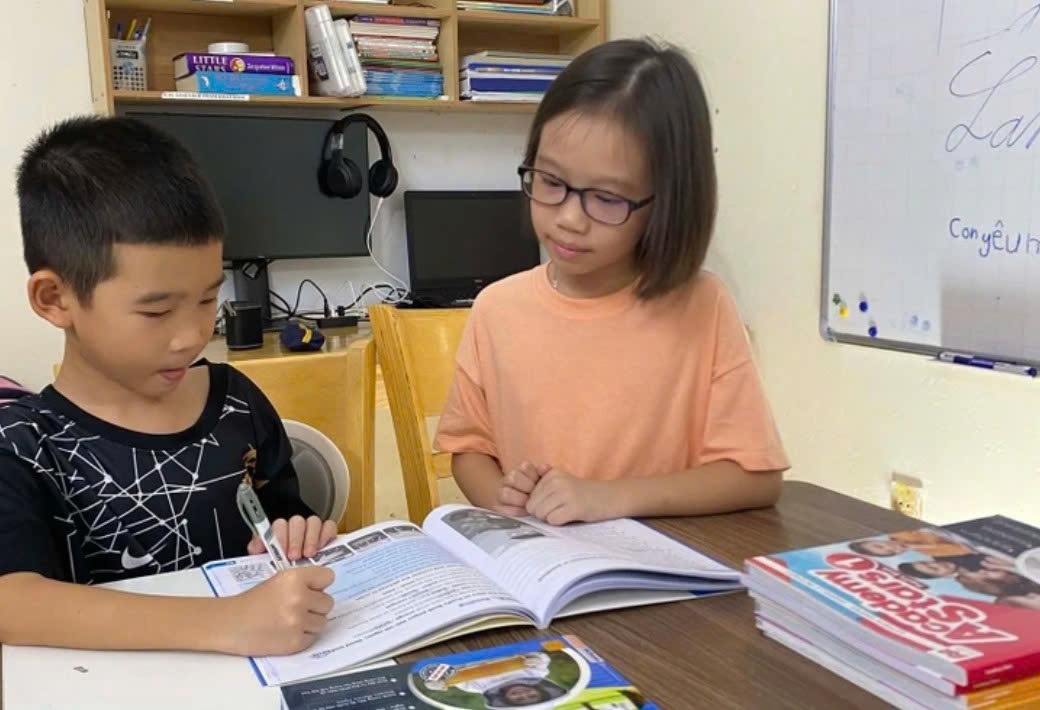 Be gai 9 tuoi 'hot' mang xa hoi vi day em trai lam toan bang tieng Anh hinh anh