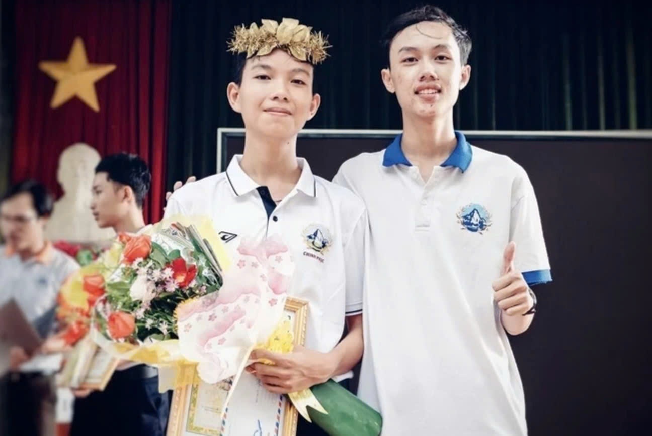 Nhung cap anh em, chi em cung chinh phuc Duong len dinh Olympia hinh anh