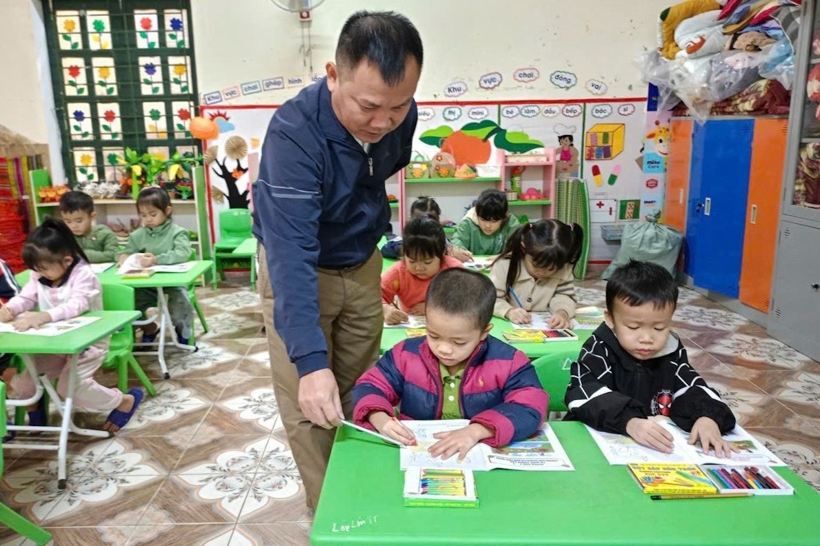 Thay hieu truong vung cao trich luong lo bua an ban tru cho hoc tro hinh anh