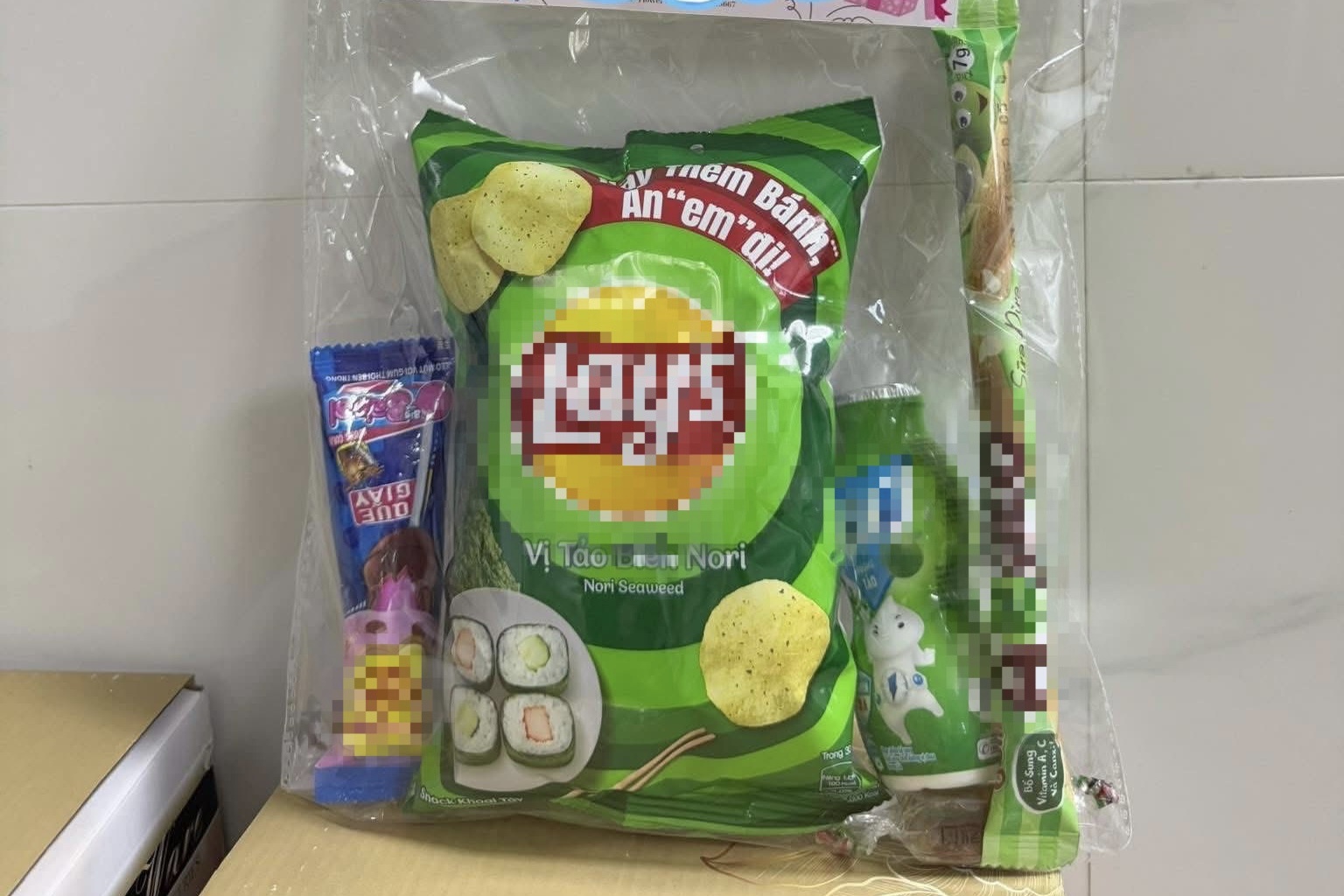 Con duoc tang banh keo mung sinh nhat, me dang MXH che bai hinh anh