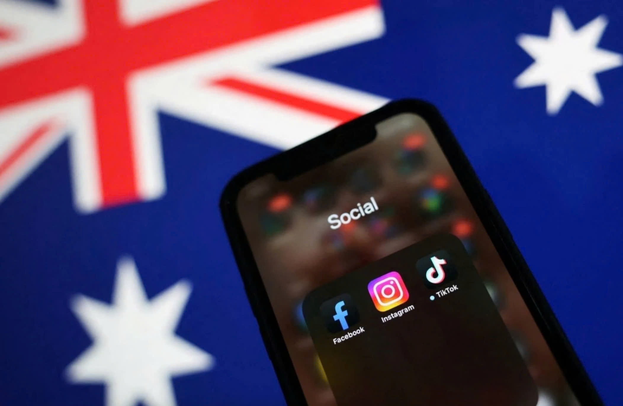 Cam tre em su dung mang xa hoi: Cau chuyen 'nong' cua nhieu quoc gia hinh anh