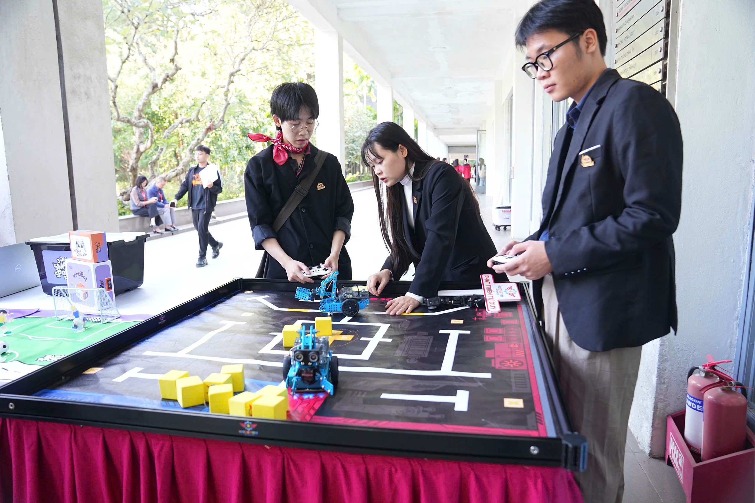 Hoc sinh dua tai xay nha may dien gio, lap pin mat troi bang robot hinh anh