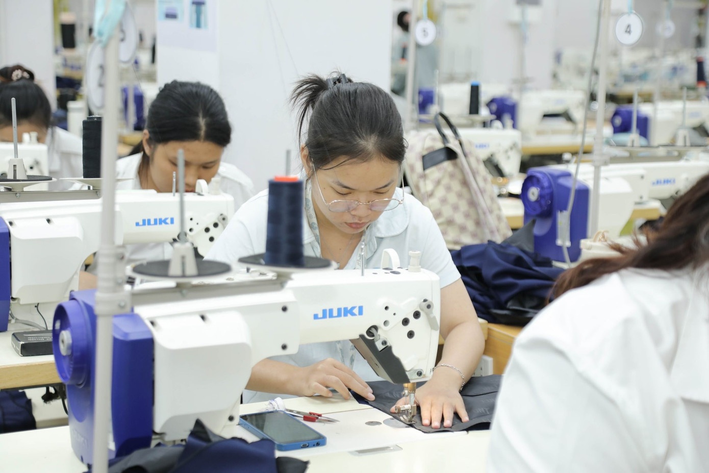 Sinh vien may TP.HCM lam dong phuc tang hoc sinh vung lu hinh anh