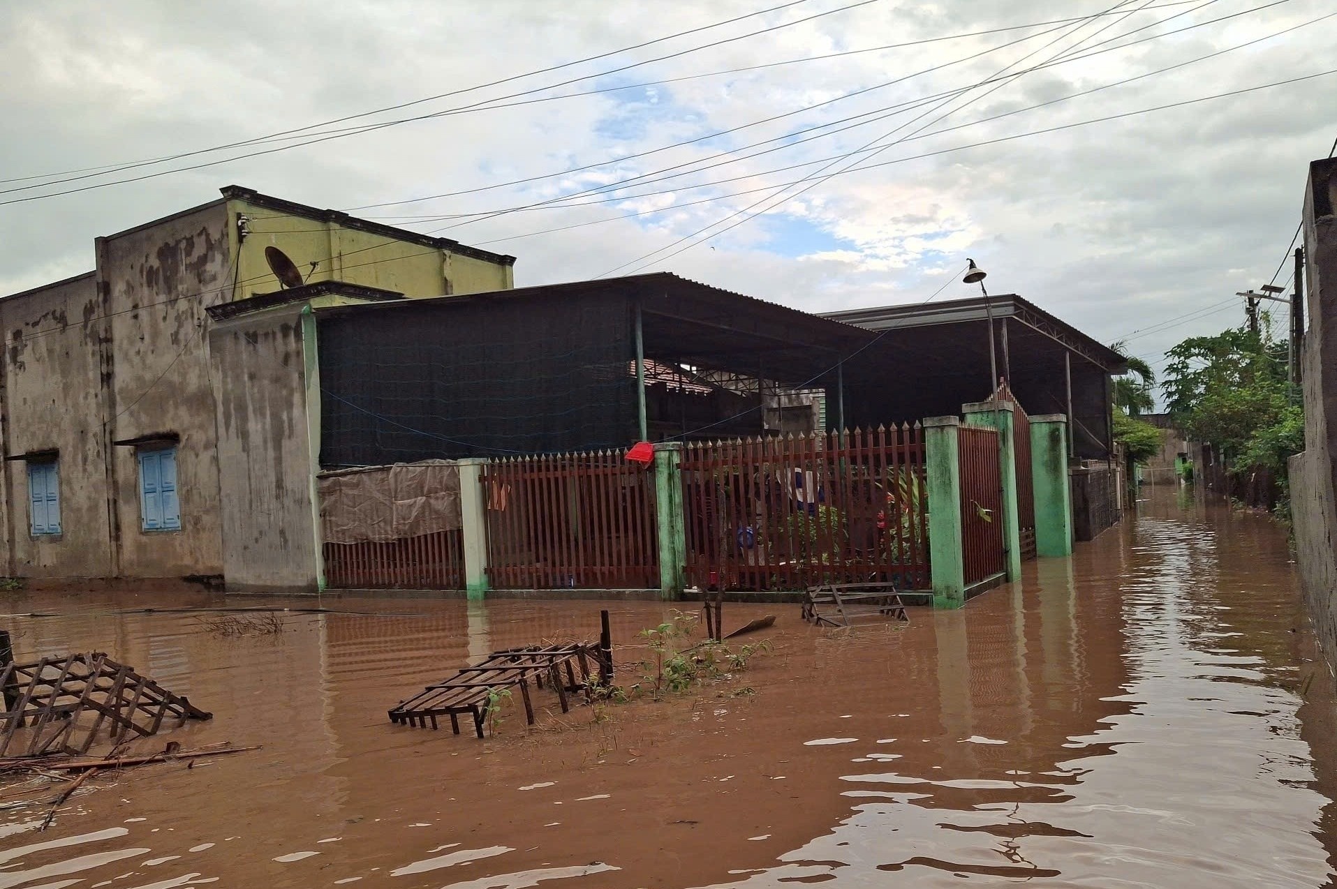 Mot xa o Lam Dong hoa toc cho toan bo hoc sinh nghi hoc hinh anh