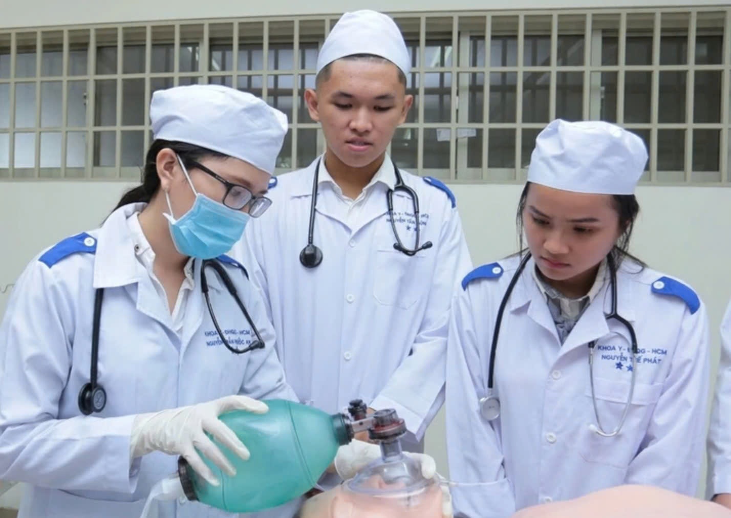 Tranh luan de xuat mien hoc phi cho sinh vien y khoa hinh anh