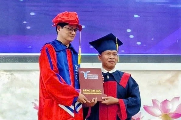 Tot nghiep dai hoc o tuoi 36 hinh anh