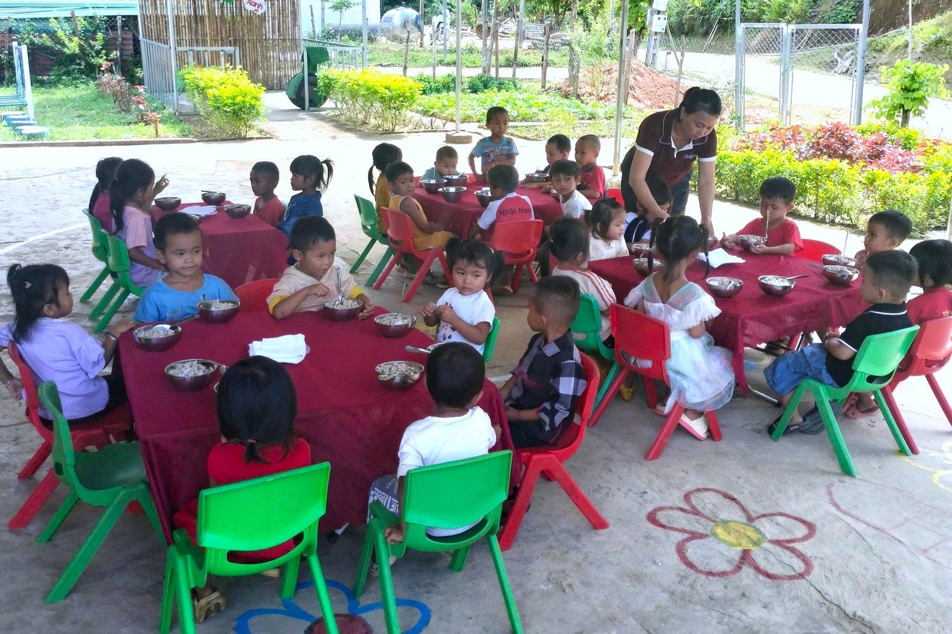 Nhieu truong hoc chua nhan duoc kinh phi tu du an Nuoi em Nghe An hinh anh