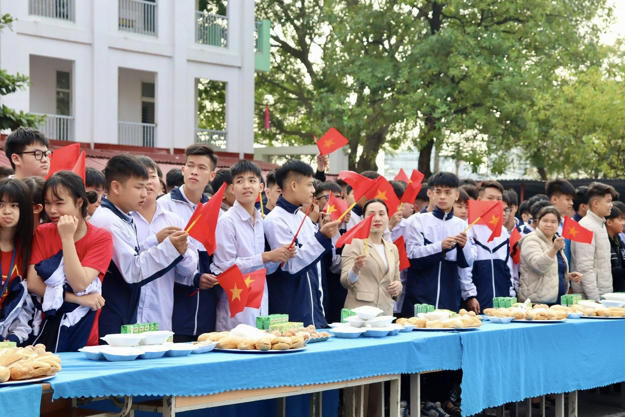 U22 Viet Nam vo dich, thay hieu truong moi ca truong an sang hinh anh