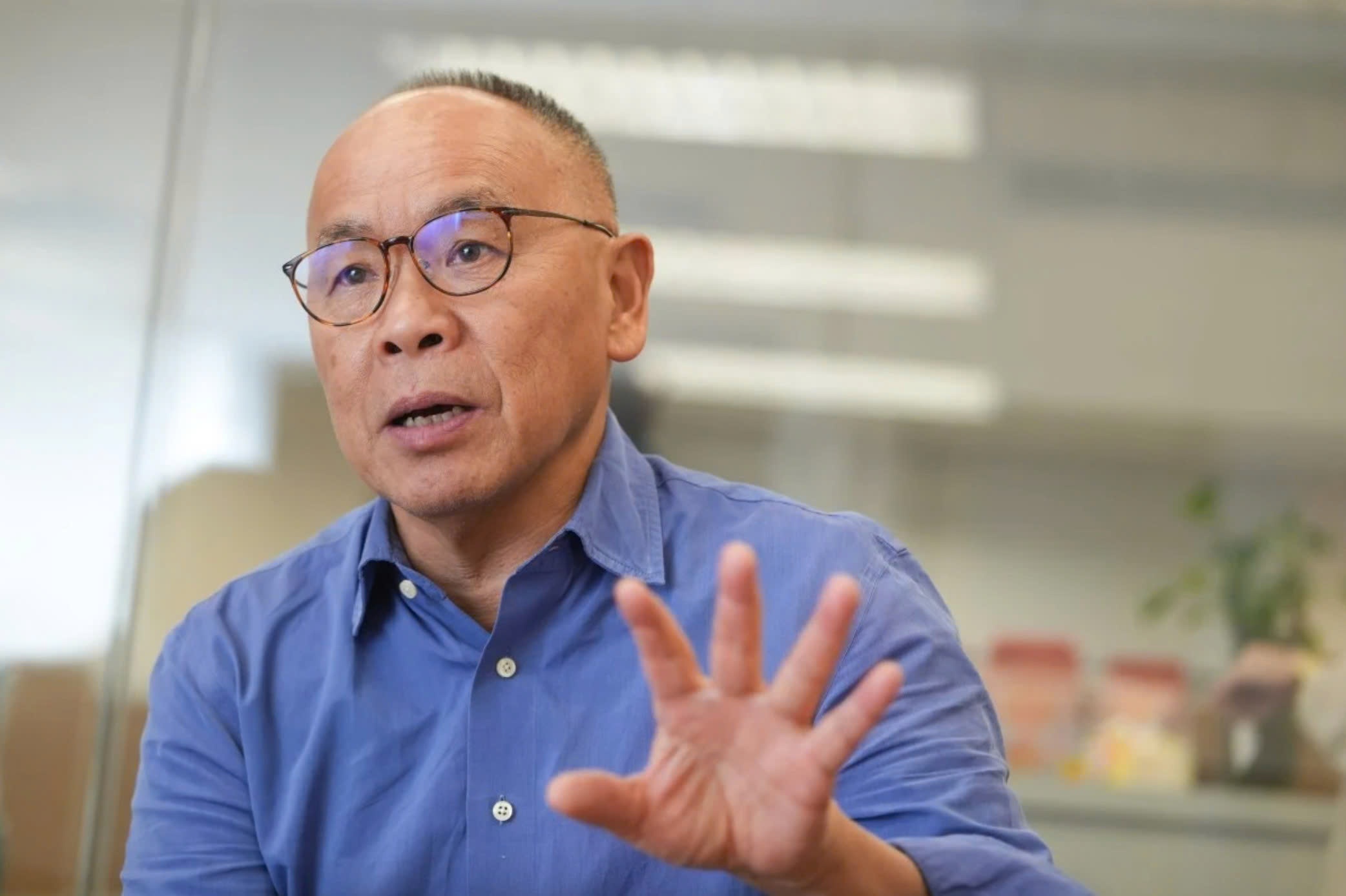 Giao su dai hoc hang dau Hong Kong mat chuc sau be boi hoc thuat hinh anh