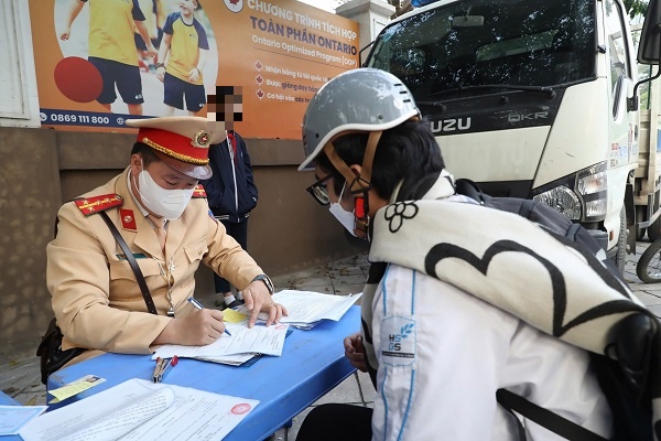 Truong o Ha Noi bi 'neu ten' co nhieu hoc sinh vi pham giao thong hinh anh