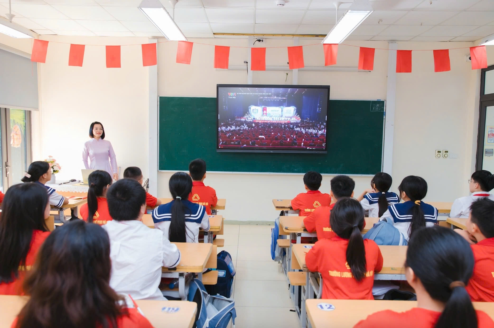 Danh gia nha giao: Giam cam tinh, tang khach quan hinh anh